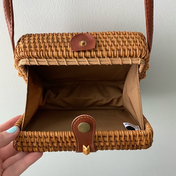 Wicker Shell Purse - Picture 2 of 5